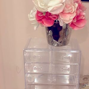 Make up Organizer!!! This item is so beautiful 💕 great condition.
